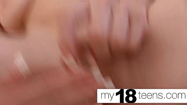 My 18 Teens: MY18TEENS – красуня мастурбує мокру пизду скляним ділдо