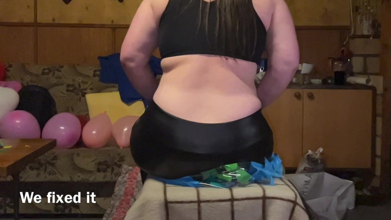 BeachBallsDuo: Weve разбила стол! 190 кг пара против 9 больших пляжных мячей, плавательного кольца и бандеров! Мы безумно сидим, выпороли их! Angl для 2-х камер