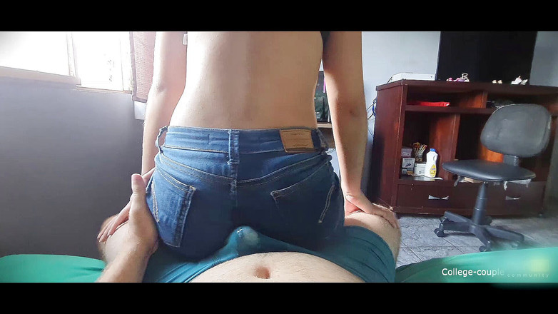 College-couple: Blowjob di pakaian dalam, titjob berpakaian dan celana jins lapdance...