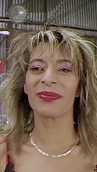 Remaja blonde Nina memerlukan orgasme