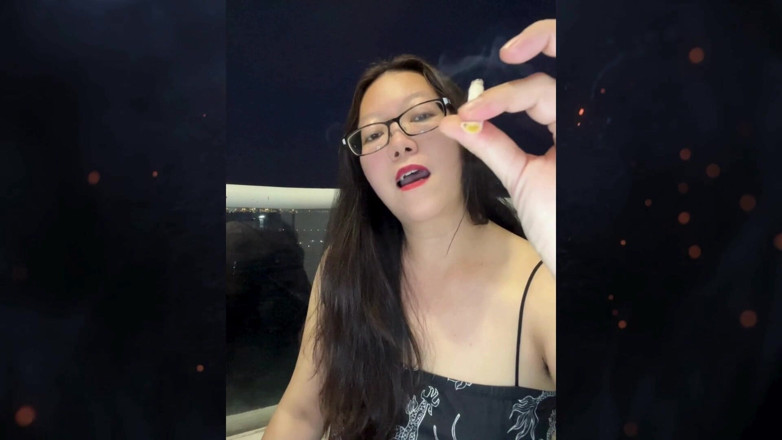Smoking Asian: Topless asiático fumante: peitos fora fumando cigarros na varanda Compilação