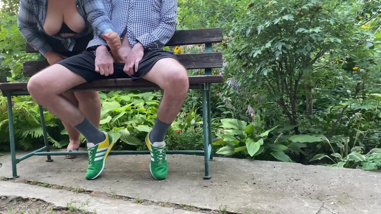 OurFetishLife: Tchýně miluje ukazování jejích přírodních prsou a honění ptáka svého...