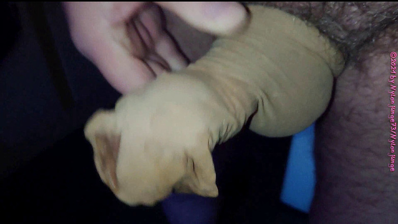 Carmen_Nylonjunge: Cewek ini lagi asik ngocok kontol sambil ngeliat stoking nilon