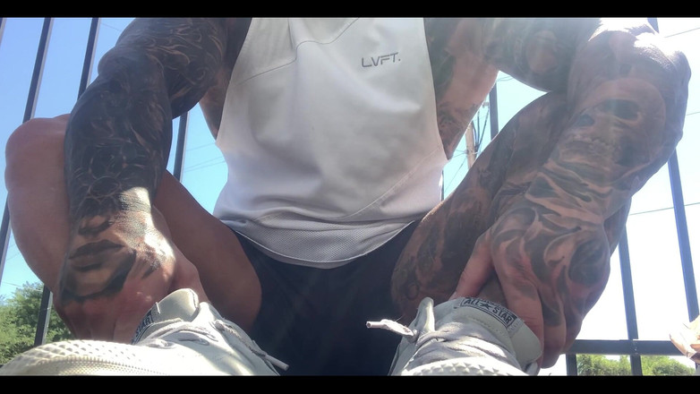 Jasons feet: 我在 UPS 外面