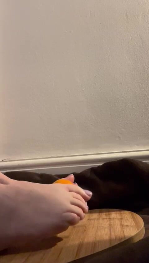 MeandMrs: 裸足の押しつぶしとオレンジ