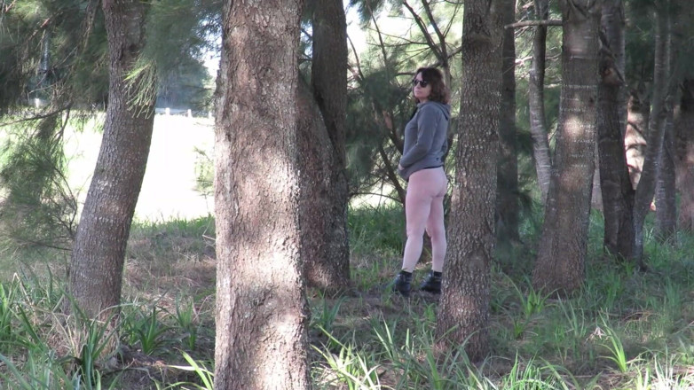 Milfcamsex: Patricia and Her Ass Walks Among the Pines