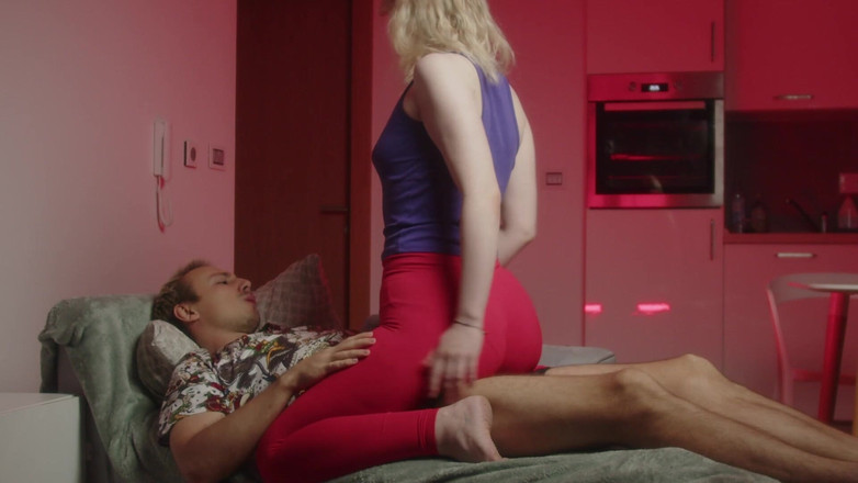 Spacenintenda: 继姐妹激烈的干啪：她磨蹭直到你缓解