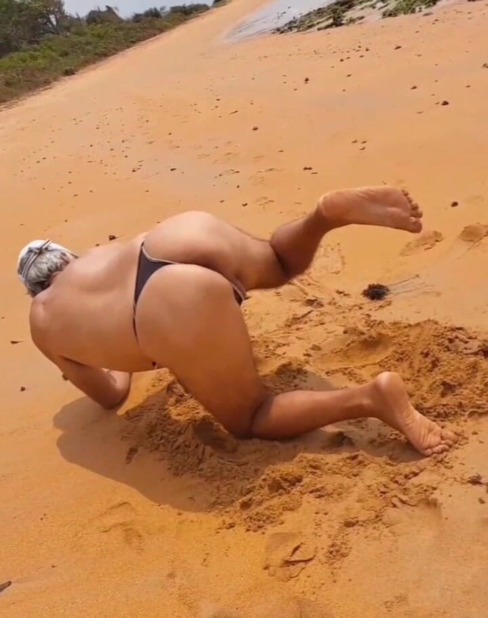 Ladysilvas: Ladysilva在海滩上穿着内裤，屁股真热辣