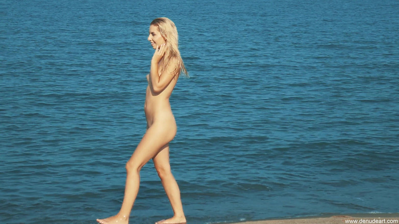 Denudeart: 美丽的金发女孩Whappy在海滩上