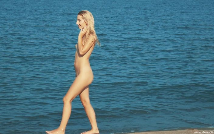 Denudeart: Hermosa chica rubia feliz en la playa