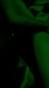 Cuckold-echtgenoot die video opneemt van vrouw die van harde seks geniet met de vriend van haar man