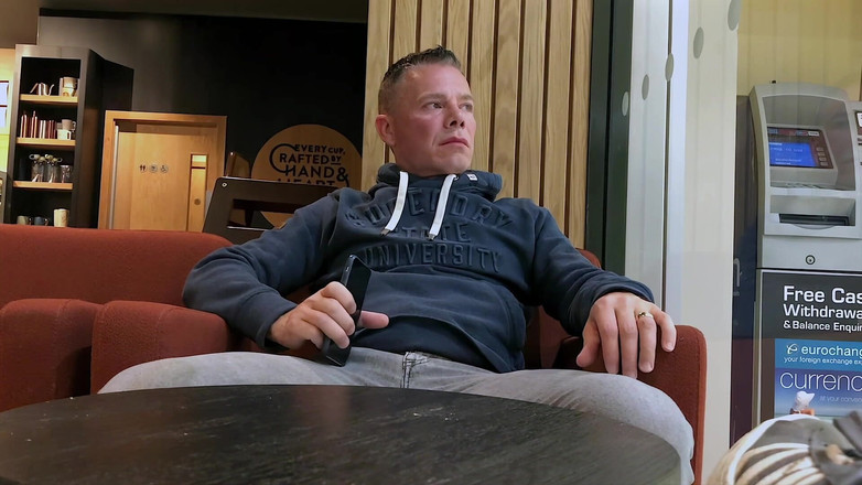 NakedFoxx: Odvážil se vyhonit si v rušné kavárně - intenzivní veřejné stříkání