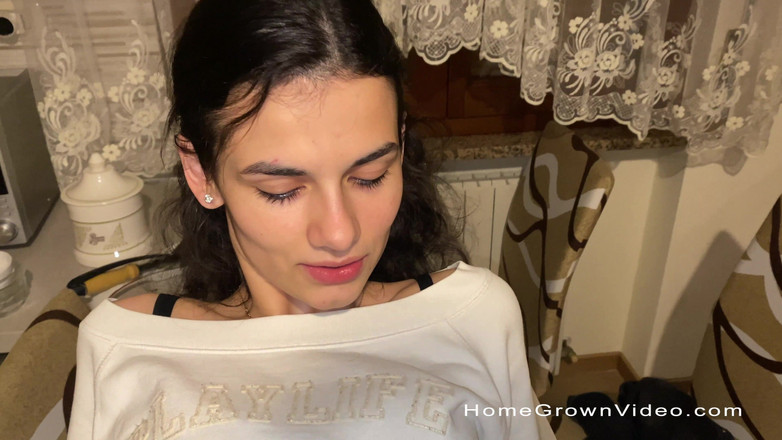 Homegrown Video: Le cul sexy de Sofia est tellement étroit