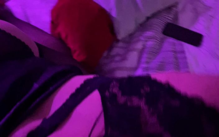 Slowly Tease: Nymphomaniac dalam skirt pendek menghisap zakar dan kongkek