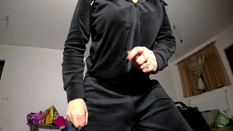 MilfyCalla: Velvet Tease v teplákové soupravě - kouření, velká prsa a černá tanga...