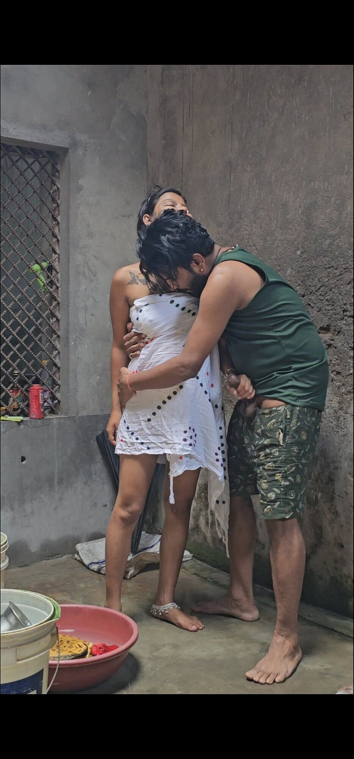 Aalox: Primera vez atrapada en secreto hermanastra del pueblo bañándose