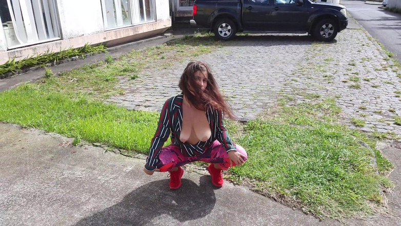 ExpressiaGirl: Екстремальна дівчина грає зі своїми цицьками на громадській вулиці!