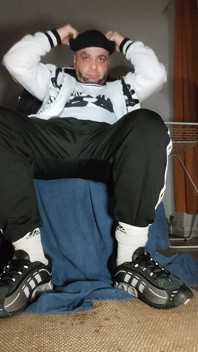 The Dregsau Dj-bro Pisses in His Pants.