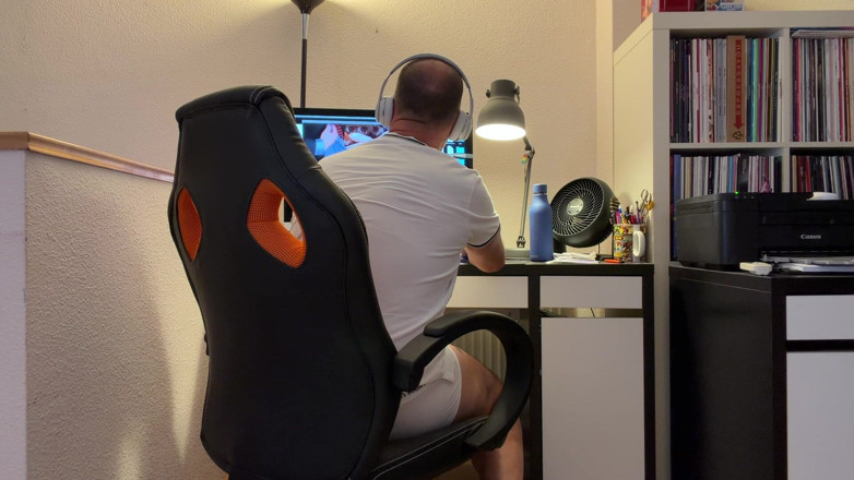 Vicus x: Jerking off at Work