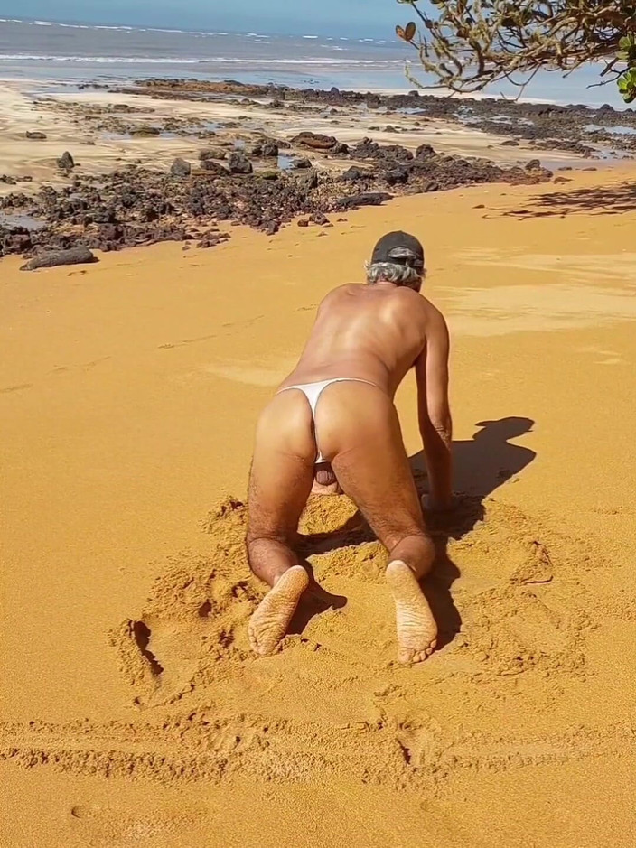 Ladysilvas: レディシルバのクロスドレッサーがビーチでパンティ姿でホットなお尻を見せる