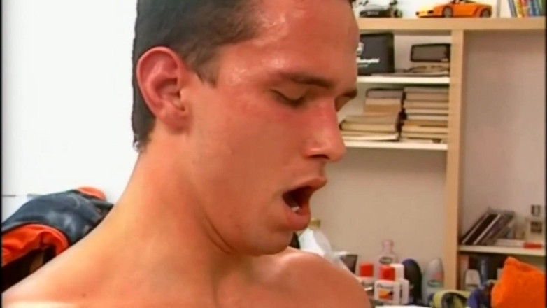 Purzel Official: 독일 여성의 80%가 큰 가슴을 가지고 있습니다.