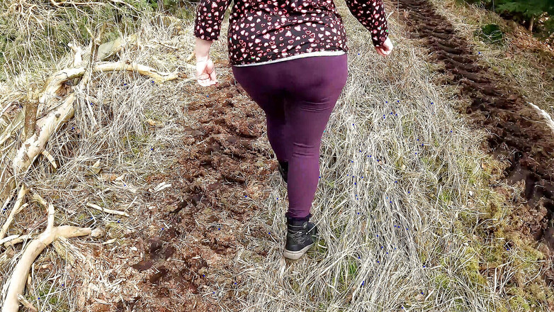 Bouncy Tits Action: Ther पर जाओ मैं तुम्हारे स्तनों को थप्पड़ मारूंगा Red