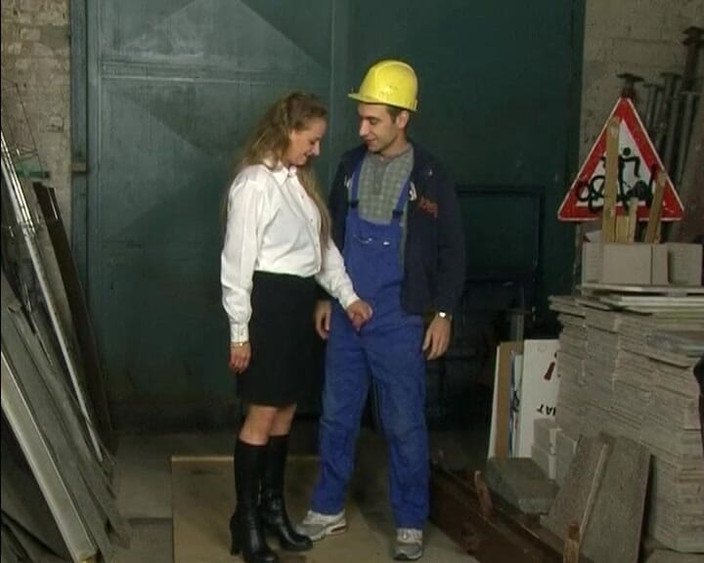 Deutsche Frauen: Немецкая блондинка-шлюшка глотает сперму после траха с разнорабочим