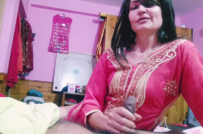 Bolly Karma: Mama vitregă vrea să urmărească cum se comportă pula fiului...