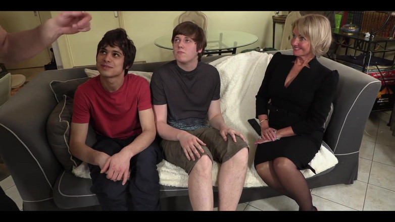 HPG Production: ブロンドの高級クーガーがおじいちゃんが見ている間、グループセックス