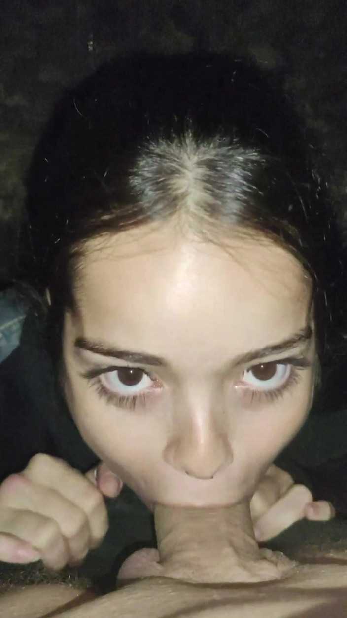 Wellington Ribeiro: デボラ・プラドを電車の線路で母乳で育て、彼女の胸に射精させる