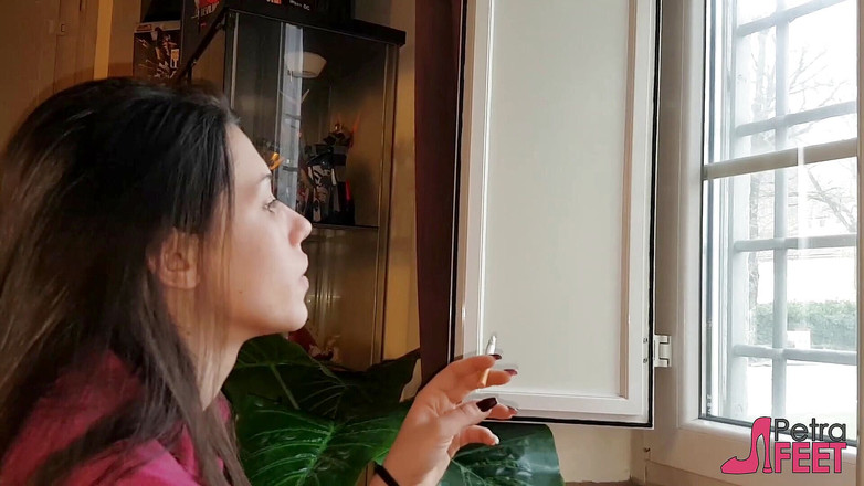 Smokin Fetish: 시가를 좋아하는 갈색 머리 미녀