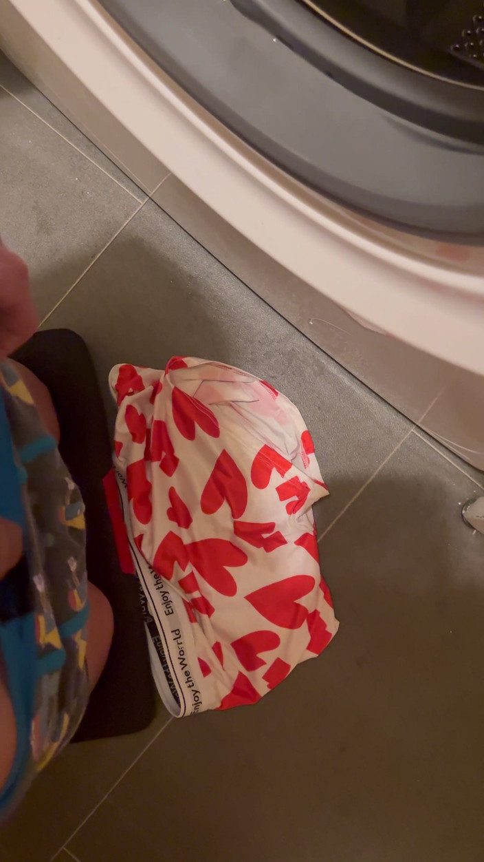 MartyBrady: 年轻的19岁变态男孩在新鲜的内衣上射精，并把它放回洗衣机