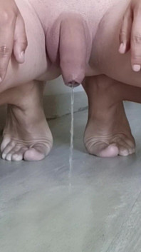 Kencing Semasa Melutut Di Tanah Dengan Kaki Bogel