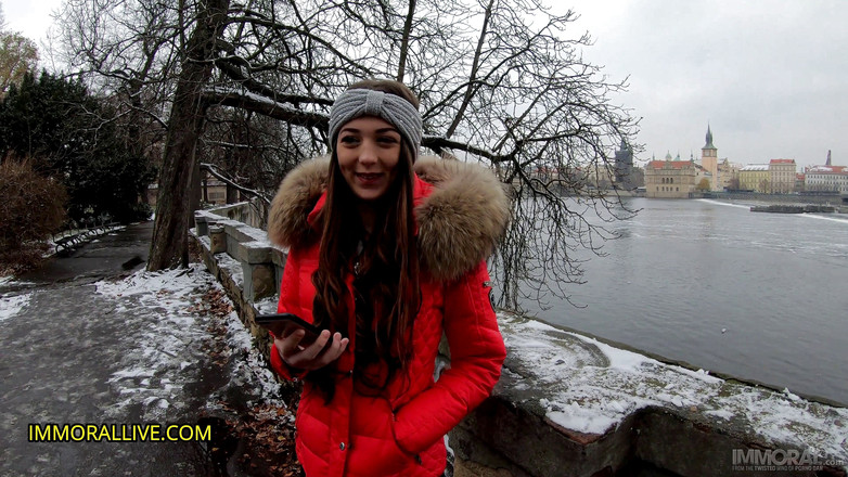 Immoral Family: ゴージャスな女の子イザベラ・デ・ラーは、ポルノダンと彼の義理の息子とのクレイジーな3Pで精子を供給されます!