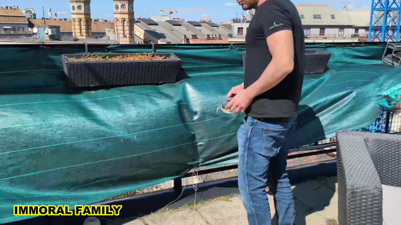 Immoral Family: Aldatan evli kadın merida büyük yarak tamircisi tarafından dölleniyor