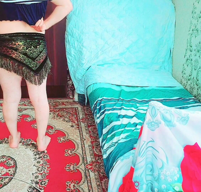 Kitty_Cross: 顽皮的 Femboy 在风的街上用裙子戏弄