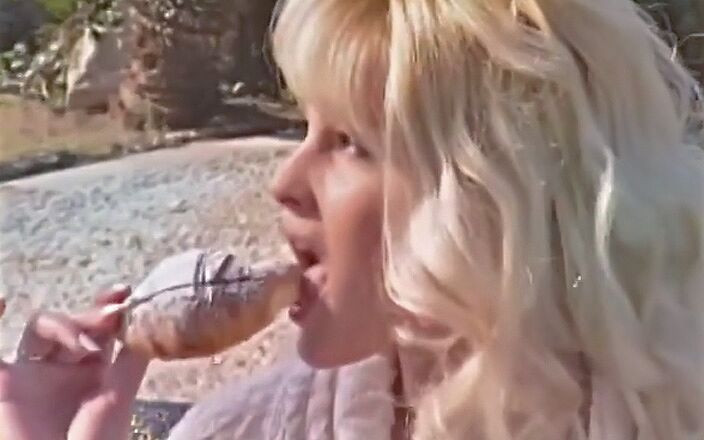 Babe Stars: मस्त सुनहरे बालों वाली Starlette Nikki Anderson प्रसिद्ध निर्माता फिलिप डीन से मिलती है जो उसके करियर में मदद कर सकती है