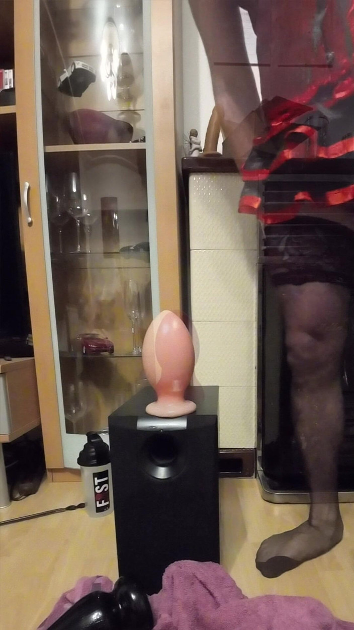 One2chris: Crossdresser Slut Enjoyed Huge Plugs and Dildos in His Anal...