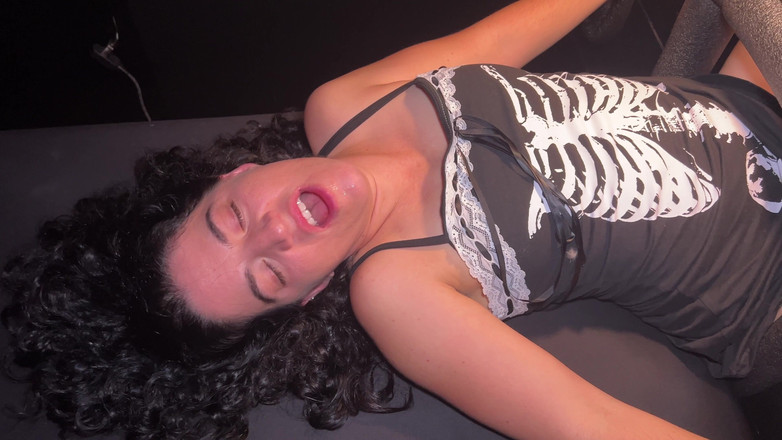 Cliff Media: Vidéo Complète - Baisée Dans La Morgue Du Gloryhole - Cliff Media...