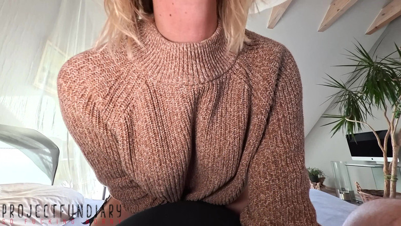 Projectsexdiary: Cowgirl sălbatică în pulover, bretele, ciorapi și tocuri înalte, călărind pentru creampie - Projectfundiary