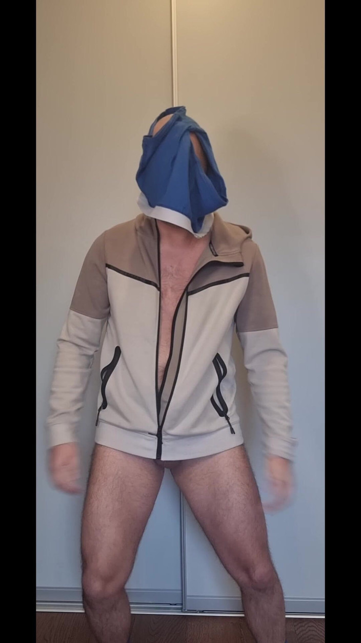 ShyCummerBoy: ストリップティーズとワイルドな射精を伴って