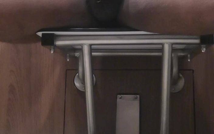 ObsidianFurry: 业余棕色年轻的chub在旅行时变得饥渴，在机场撸管