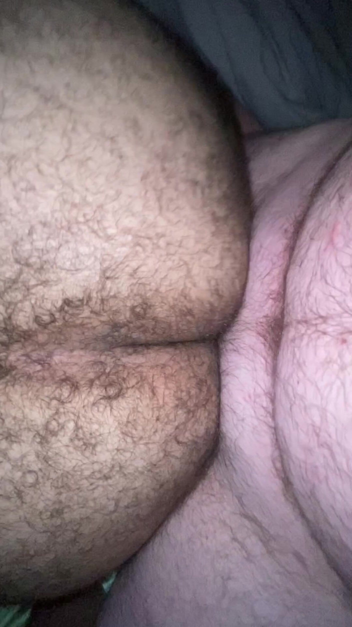Jay M: Une salope poilue se fait baiser par derrière pour la...