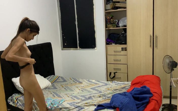 TUflacasex123: Betapa bagus untuk melihat adik tiri saya berubah selepas mandi..