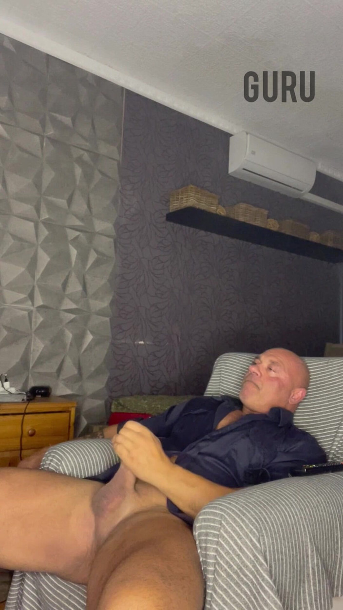 Mr. Guru: Wank Solo doma Líbí se mi toto tričko