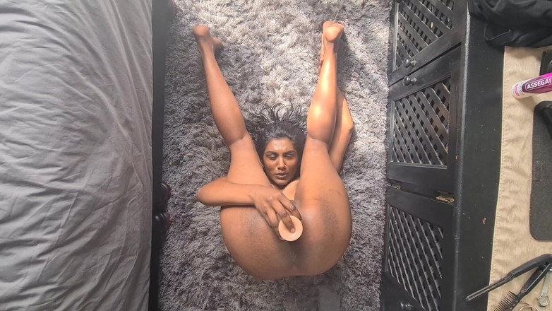 domslutfucker: Desi indická děvka šuká její tmavý zadek s robertkem