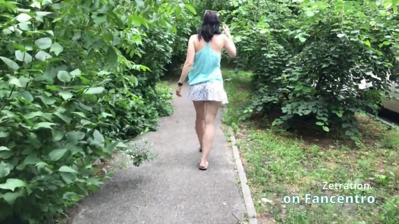 Zetration: Nádherná brunetka si hraje nezbedně ve vašem parku bez kalhotek!