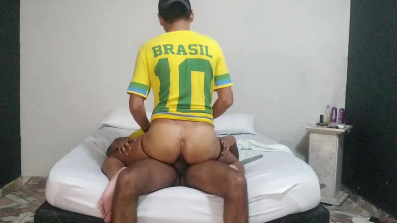 MiguellTrajano: पड़ोसी विश्व कप देखते हैं और सेक्स करने का फैसला करते हैं जबकि उनकी पत्नियां घर पर नहीं हैं - भाग 2