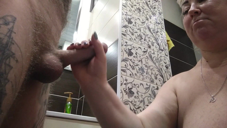 Zona901: Caught her in the toilet and fucked her in the...
