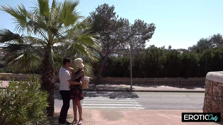 MILFFreaksX: Spontanément baise, MILF affamée au bord de la route donne...